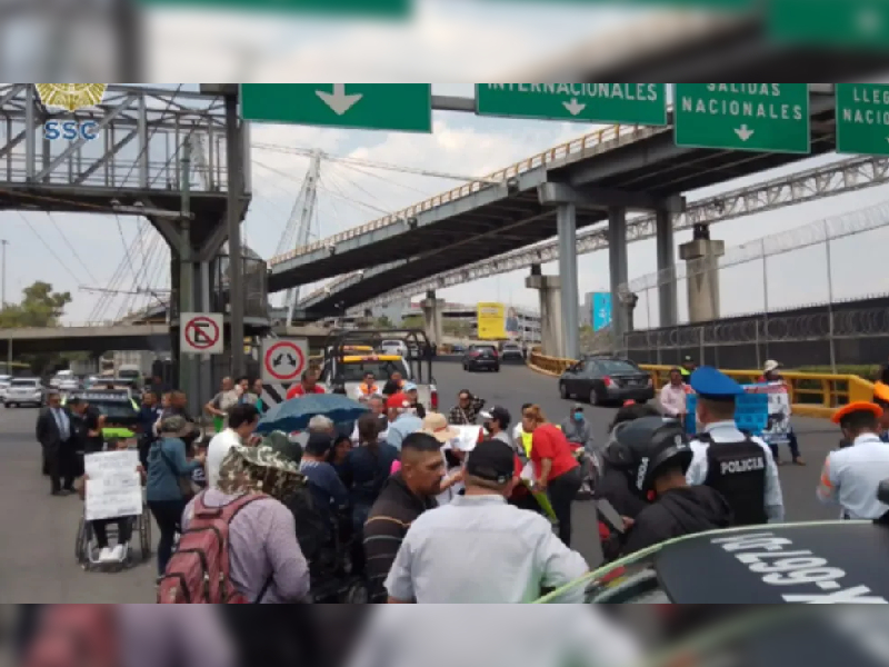 Liberan acceso al AICM tras manifestación por tratamientos para lesiones medulares