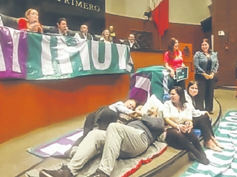 AMLO llama “pijamada” la toma del Senado por la Oposición