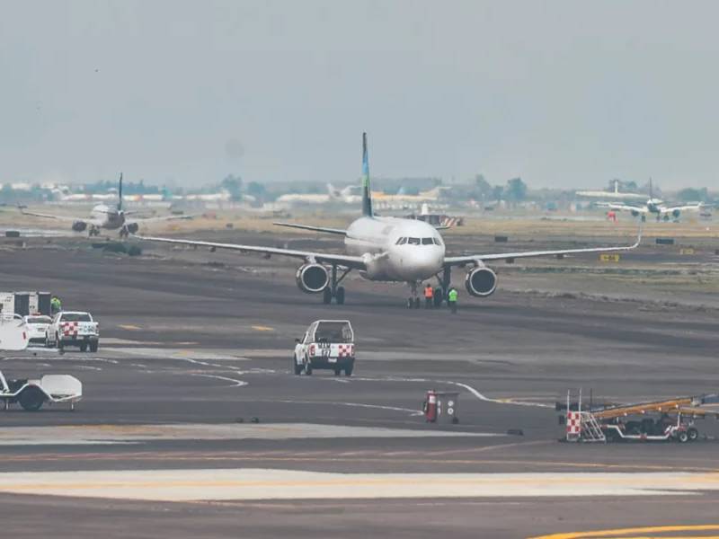 Impactan dos aeronaves en tierra en el AICM