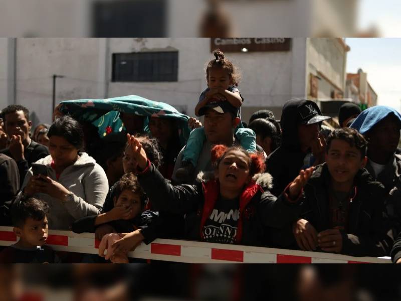 Dan de baja a dos agentes migratorios por agresión a migrante
