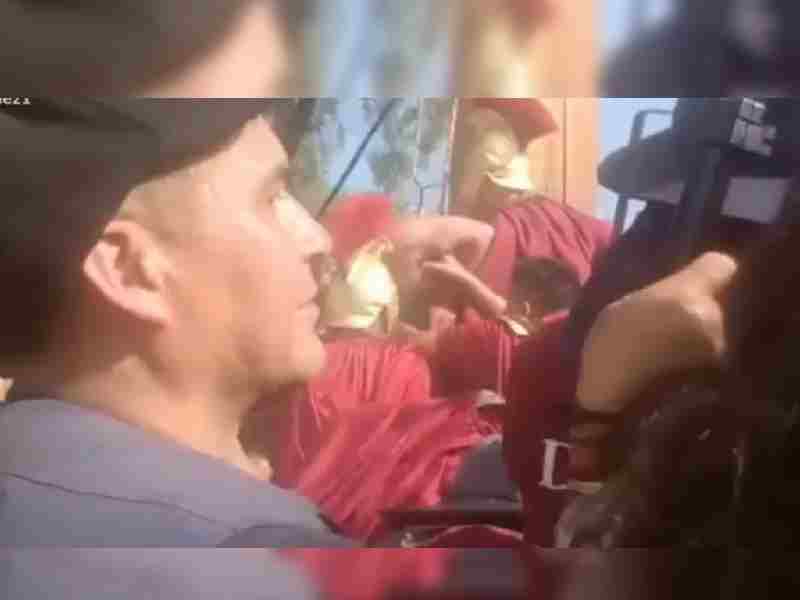 Hombre se desmaya en la crucifixión de la Pasión de Cristo en Iztapalapa