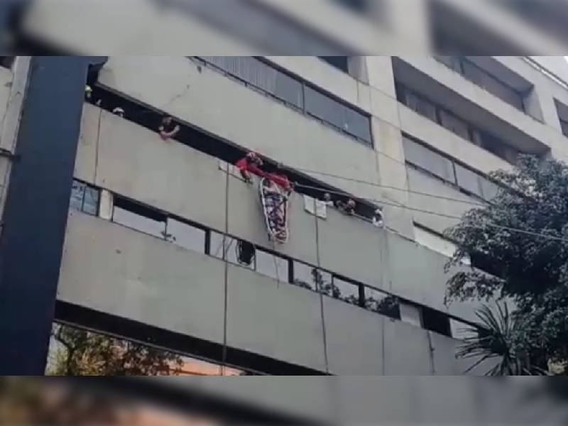 ERUM muestra acciones de rescate por tirolesa tras un sismo