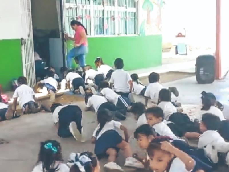 Capacitan a alumnos sobre cómo reaccionar en caso de balacera