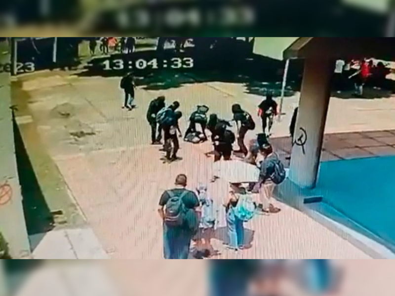 Encapuchados vandalizan mural de Siqueiros en Rectoría