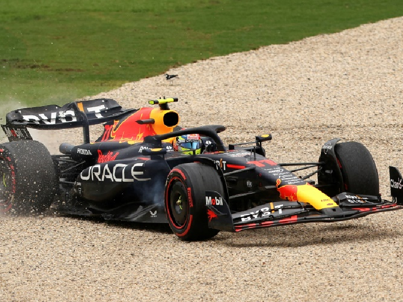 Checo queda en sexto mientras que Verstappen supera a Alonso