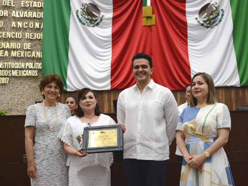Galardonan a docente por su trayectoria