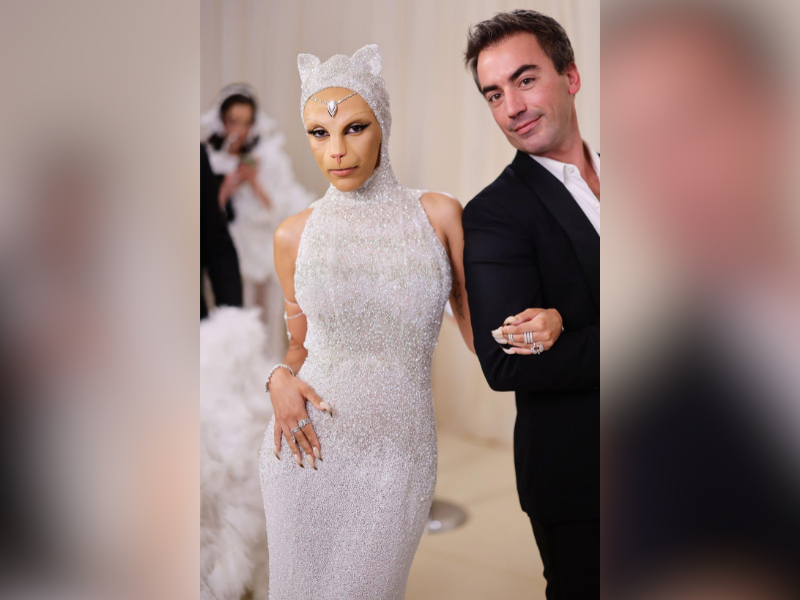 MET Gala 2023 Doja Cat es criticada por 'hablar' como gato