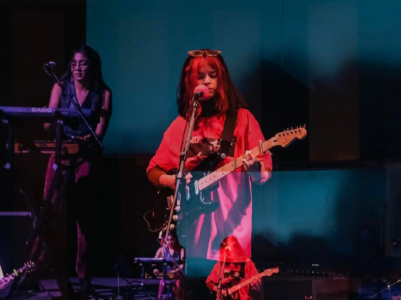 Bratty llena de alegría el corazón de sus fans en su concierto