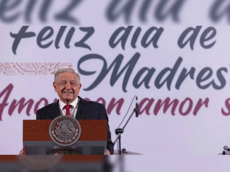 AMLO felicita a las mamás por su día; les dedica concierto de Eugenia León