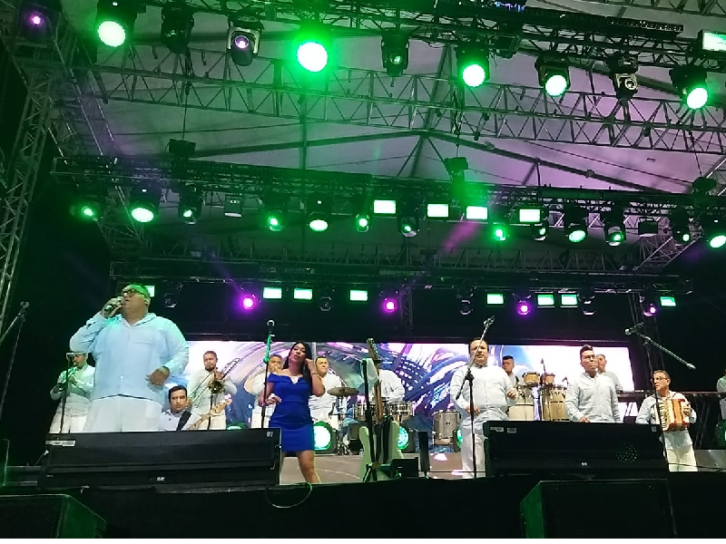 Miles de mamás abarrotan concierto de Ángeles Azules