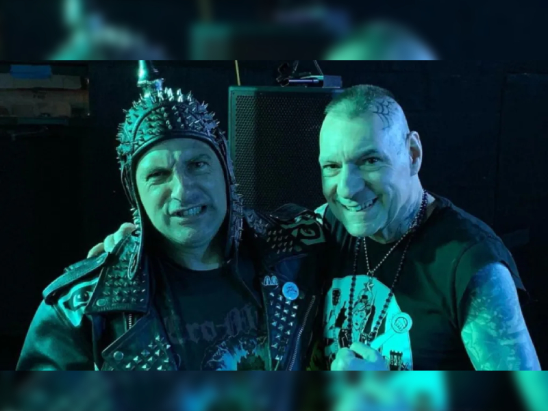 Guitarrista fabrica su propio instrumento con los huesos de su tío fallecido