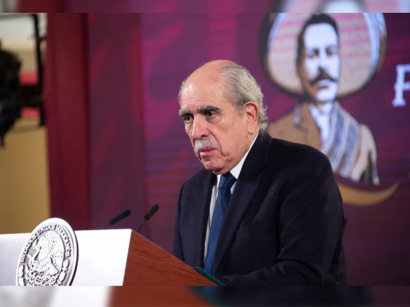 Pablo Gómez exhibe contratos de Calderón y Peña con Genaro Luna