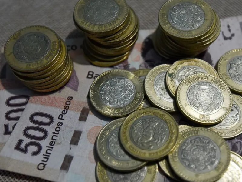 Peso cierra en 17.97 unidades por dólar y acumula seis jornadas a la baja