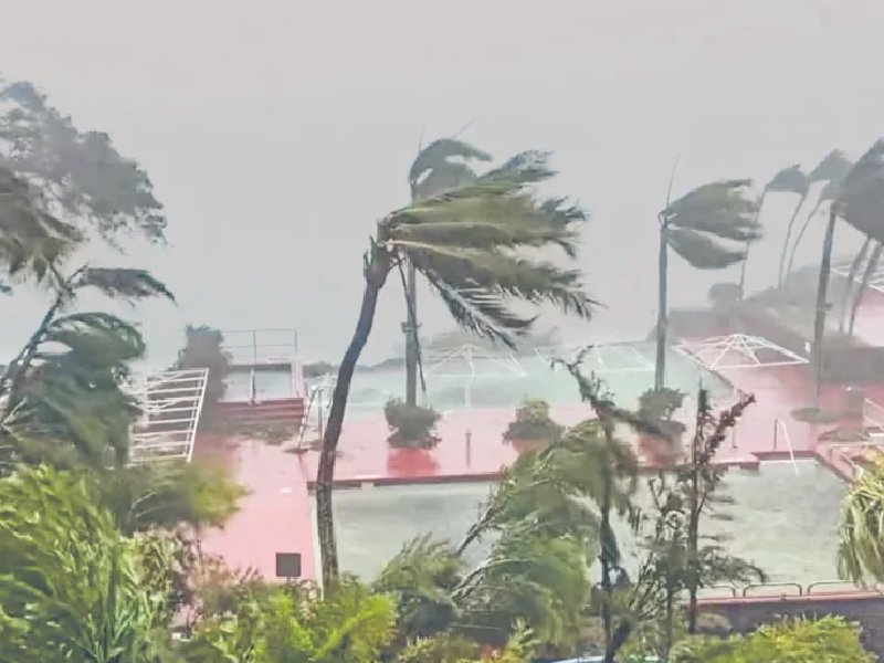 Supertifón Mawar se aleja de Guam tras noche de estragos