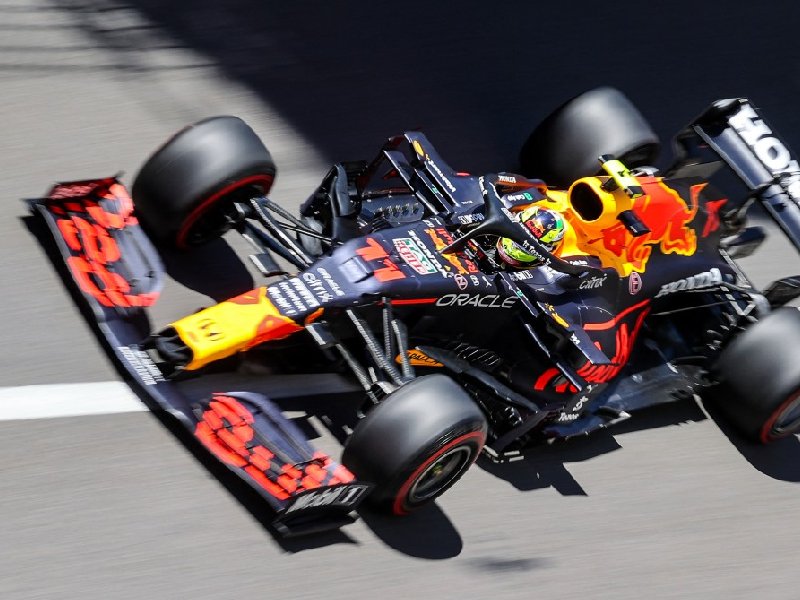 Checo Pérez obtiene el 4to puesto en las Prácticas Libres 1