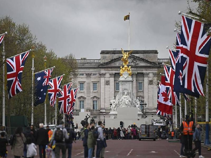 Detienen a hombre sospechoso de estar armado afuera del Palacio de Buckingham