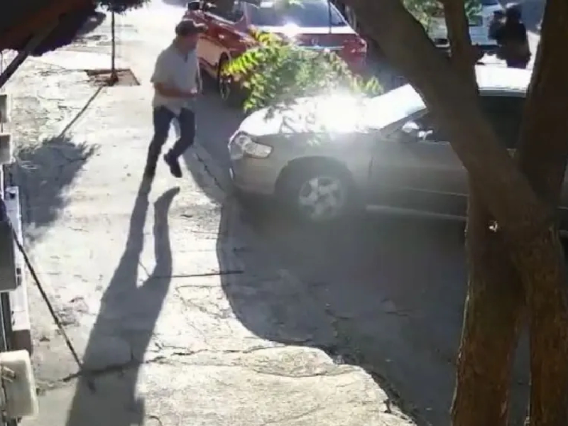 Cámaras de seguridad registraron el momento en que sujetos armados dispararon y presuntamente secuestraron a un hombre