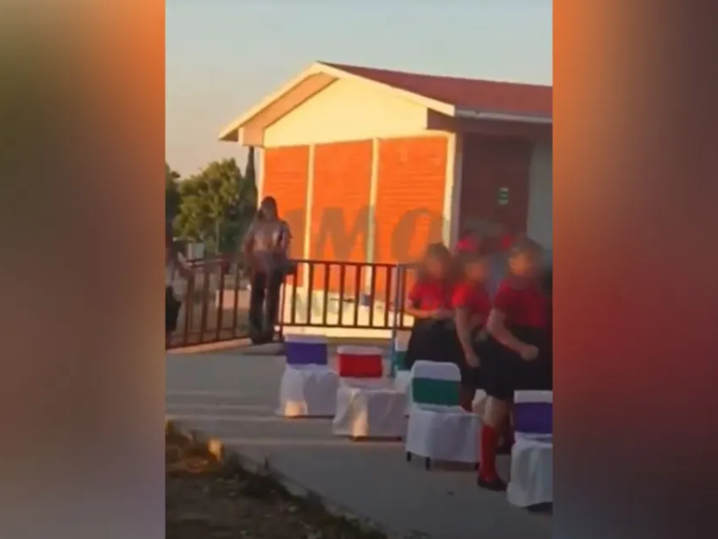 Maestra de kínder reproduce audio comprometedor durante graduación