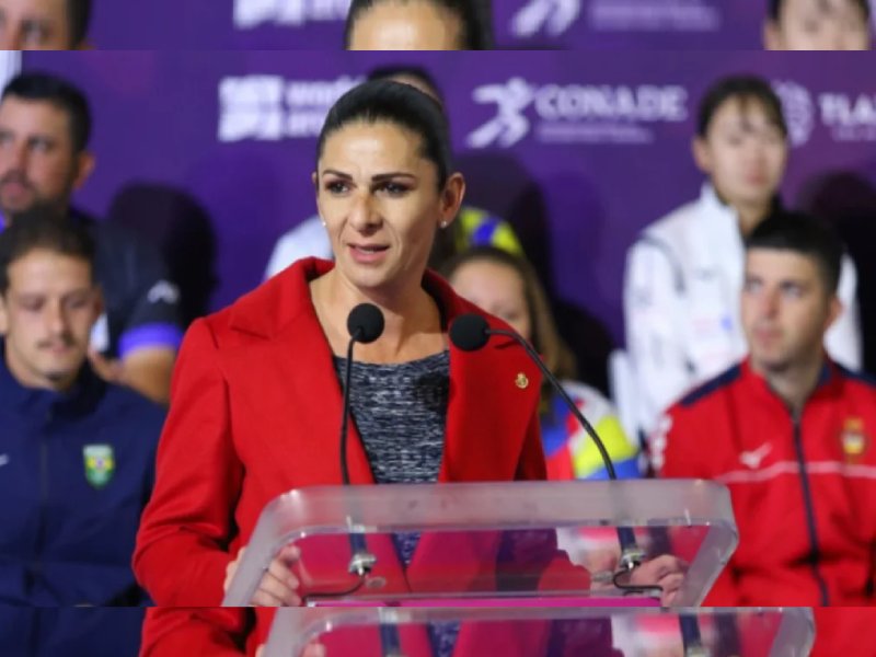 Ana Guevara vuelve a criticar a nadadoras