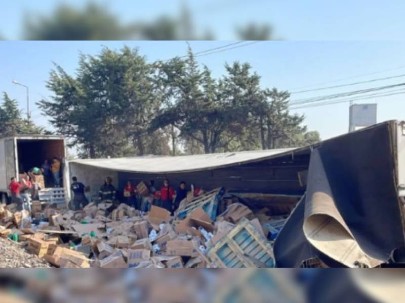 Vuelca tráiler de detergentes en Edomex; rapiña se hace presente