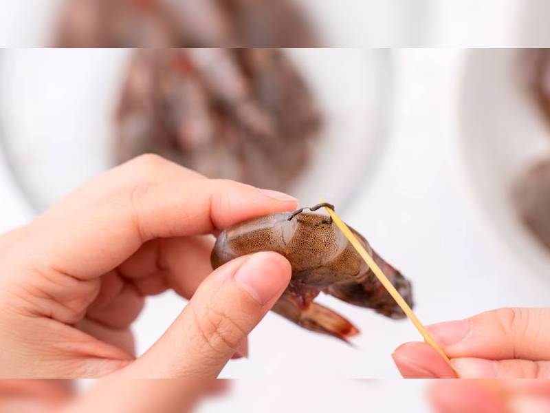 ¿Qué tan bueno es comerse la "vena" negra de los camarones?