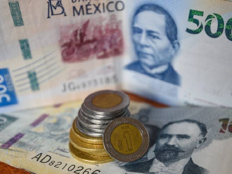 Leve rebote del peso, tras espera de datos de inflación