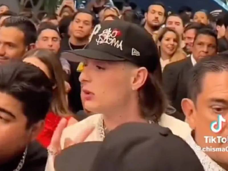 Entre tumulto roban cadena de Spider-Man a Peso Pluma