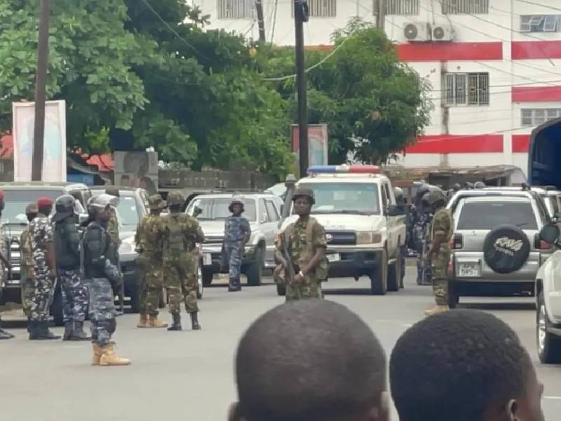 Policía gasea a opositores durante conteo de votos en Sierra Leona