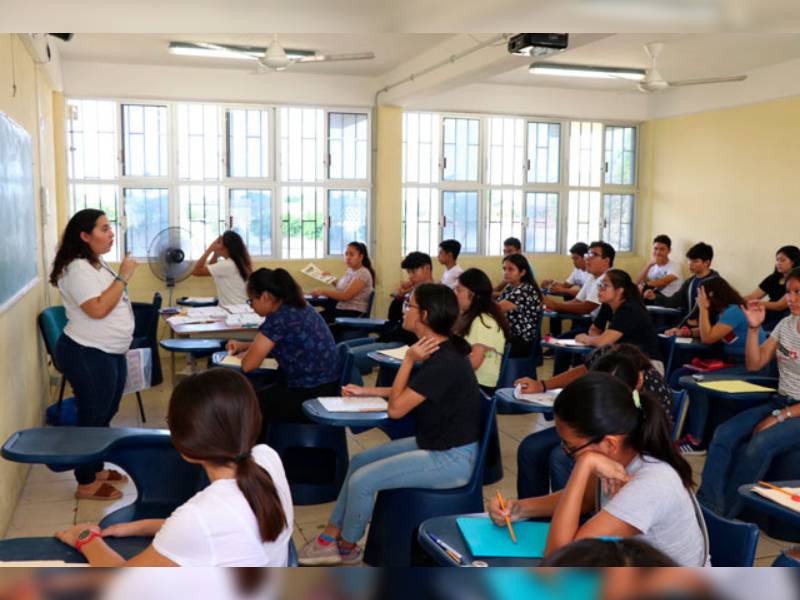 Darán becas para que jóvenes tengan oportunidades para seguir preparándose