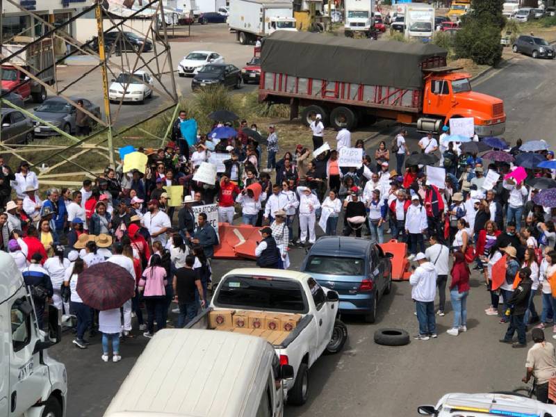 Fallece un hombre dentro de su auto durante bloqueo de maestros en Edomex