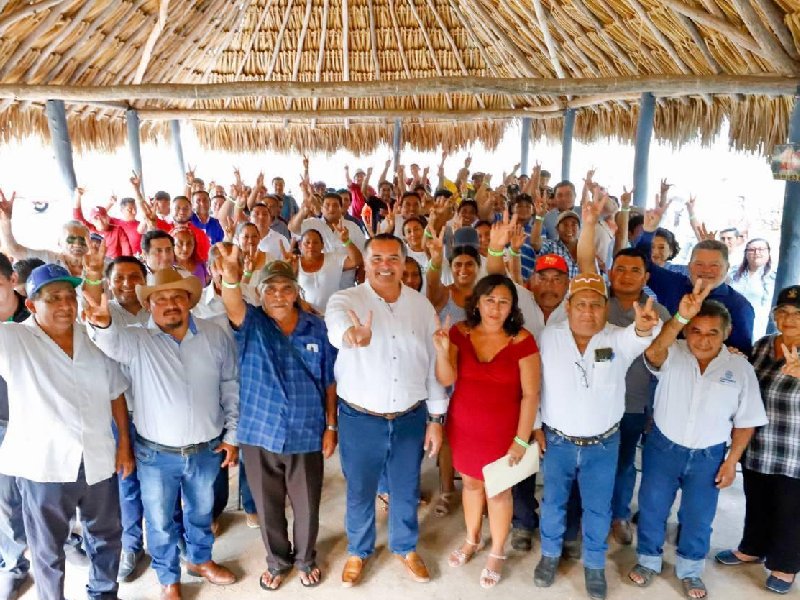 Peto le brinda cálida bienvenida a Renán Barrera