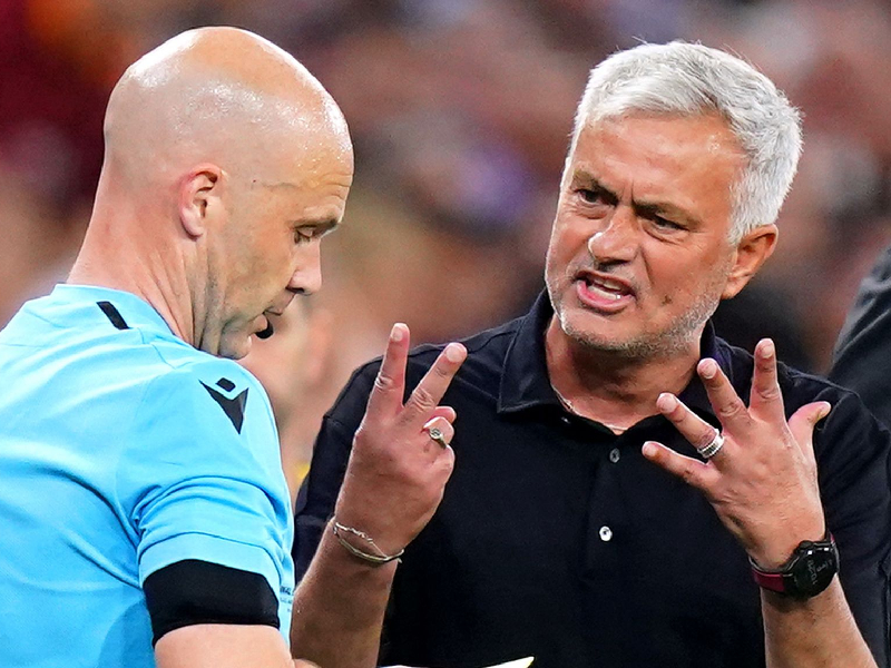 Mourinho, suspendido por insultar