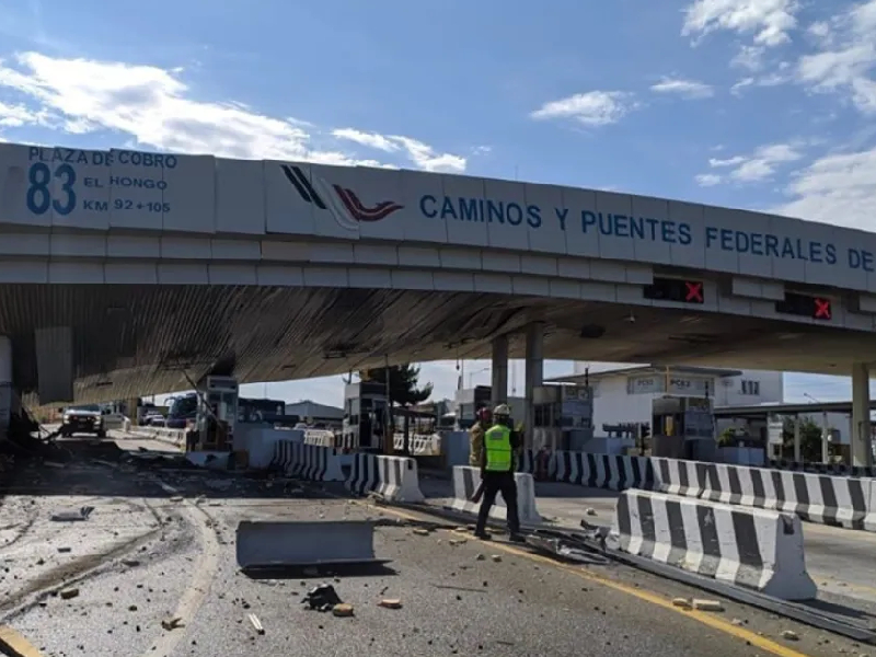 Colapsa caseta en Baja California por choque de tráiler; hay un muerto