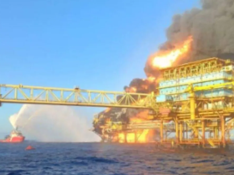 Dos muertos y 8 lesionados deja incendio de planta de Pemex en Campeche