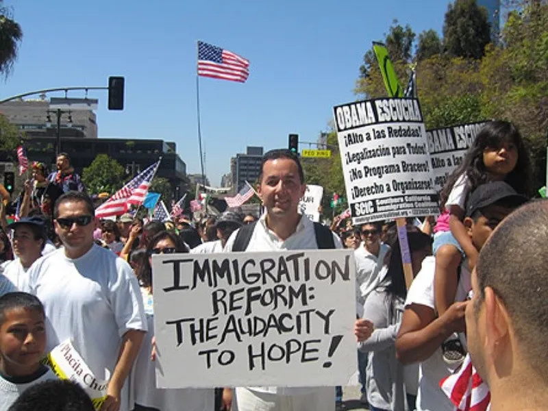 La controvertida ley antimigrante de Florida entra en vigor entre protestas y movilización latin