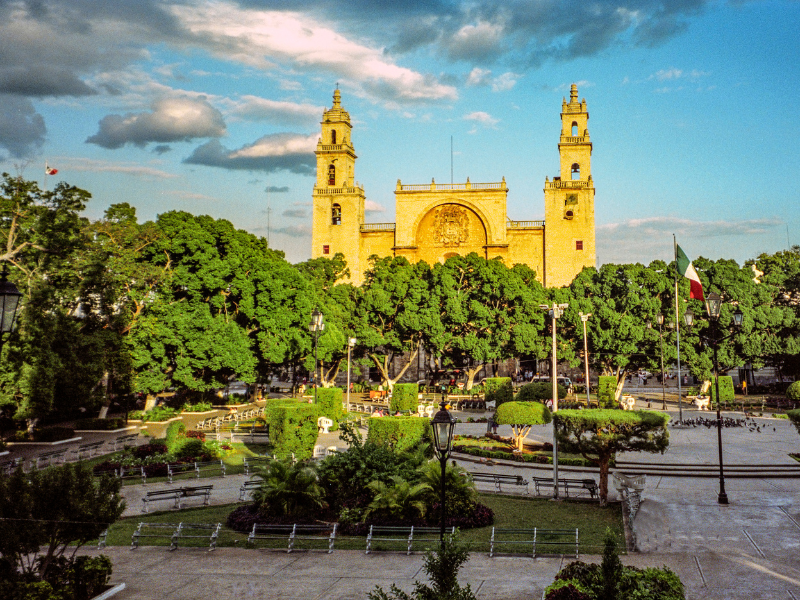 Clima Yucatán cielo nublado por la tarde y probabilidad de lluvia