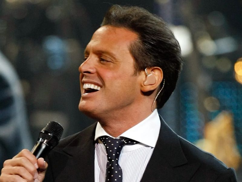 Luis Miguel besa a fan.