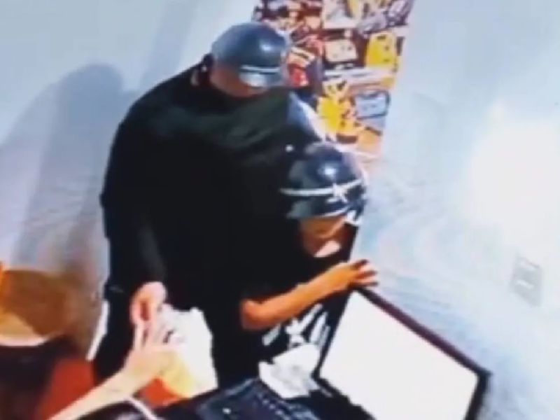 Pareja roba con su hijo en Venezuela.