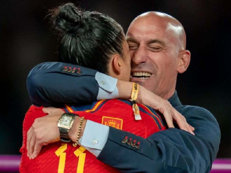 Luis Rubiales se disculpa tras haber besado a la fuerza a Jennifer Hermoso