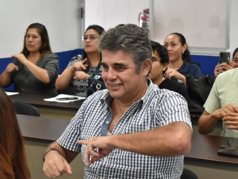 Capacitan a funcionarios para atender a personas con discapacidad auditiva