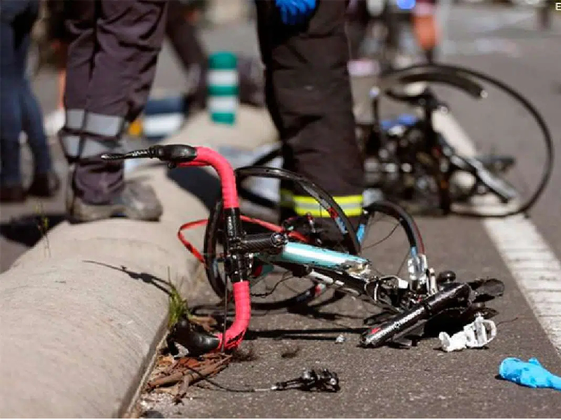 Jóvenes atropellan a ciclista por diversión