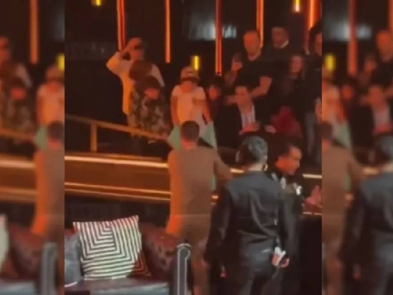 VIDEO: ¡Zaz! Piqué sufre caída en la presentación de la Kings League Américas