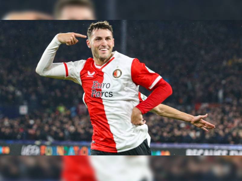 Santi Giménez está suelto debuta en la Champions y mete doblete