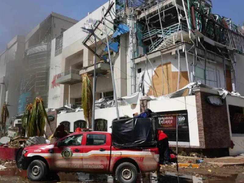 Se registra incendio en plaza comercial en la costera Miguel Alemán de Acapulco