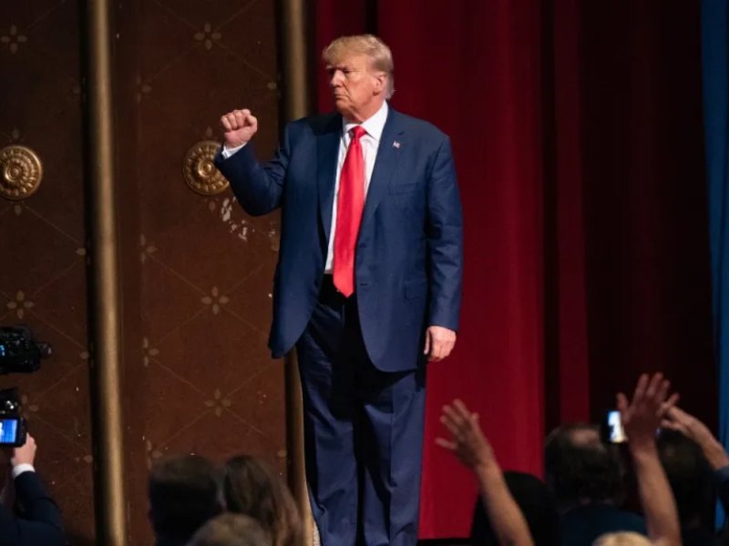 Juez de Nueva York ordena aplazar cancelación de licencias de negocios de Trump