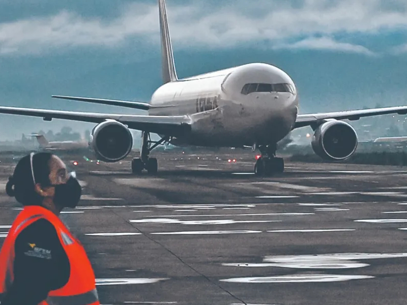 Caen acciones de aeropuertos tras concretarse alza de tarifas