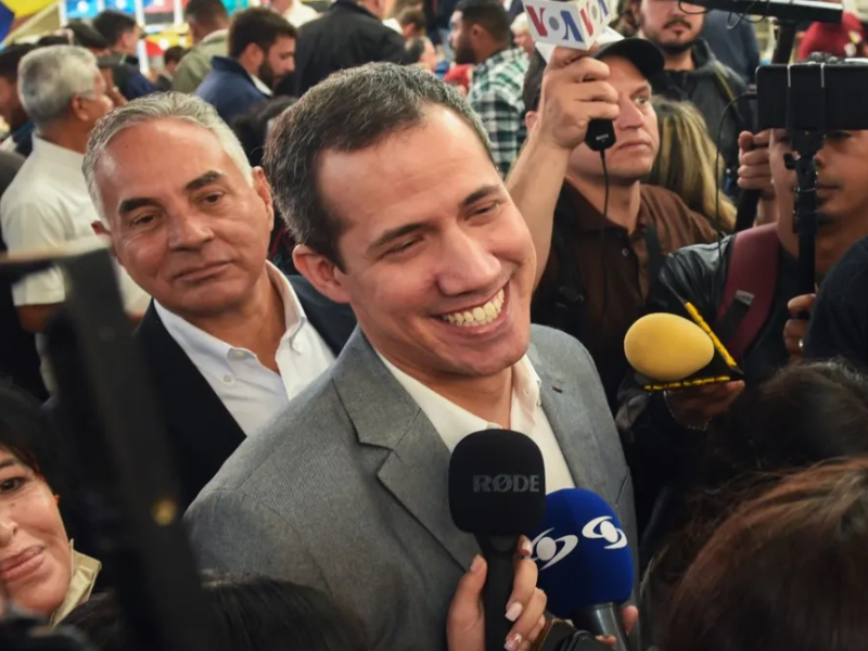 Fiscalía de Venezuela emite alerta roja de Interpol para opositor Guaidó (1)