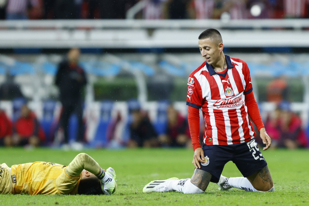 Liga MX ¡Respira Pauno! Chivas golea 4-1 al Atlas en el ‘Clásico Tapatío’