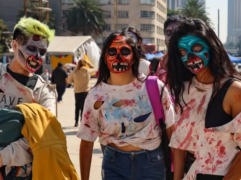 Marcha zombie 2023_ Amantes del terror toman la capital con sus mejores atuendos (1)