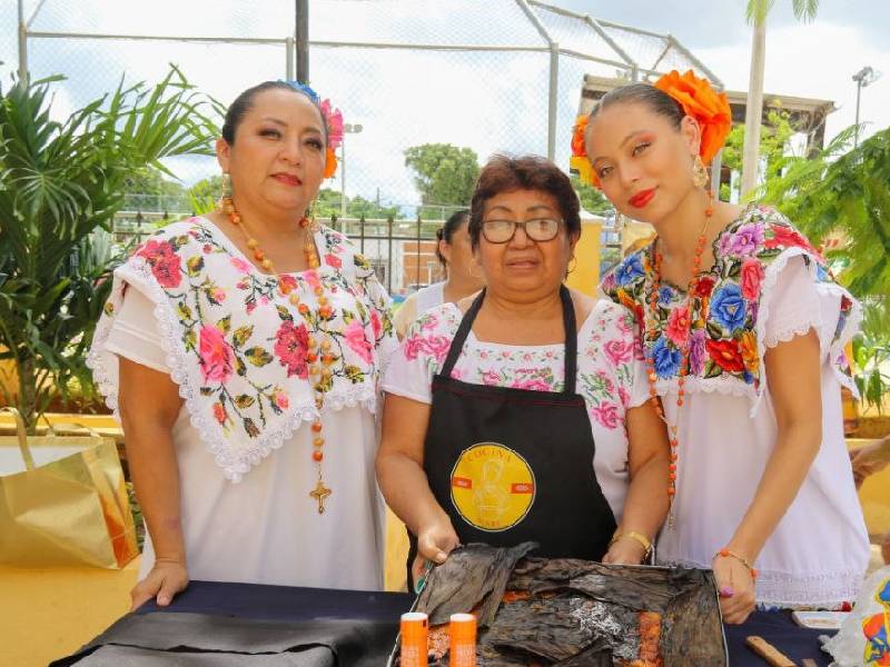 Se preparan para la feria del Mucbipollo en Mérida